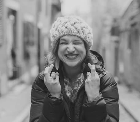A young woman crosses her fingers